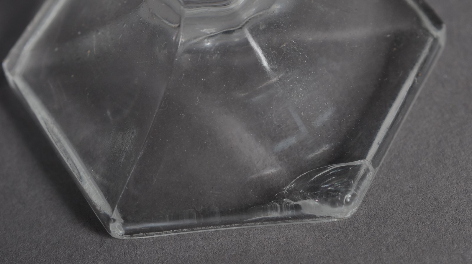 Serviço de cristal facetado composto de: 15 taças para vinho tinto... - foto 9 de 10