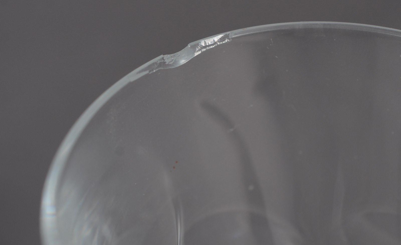 Serviço de cristal facetado composto de: 15 taças para vinho tinto... - foto 10 de 10