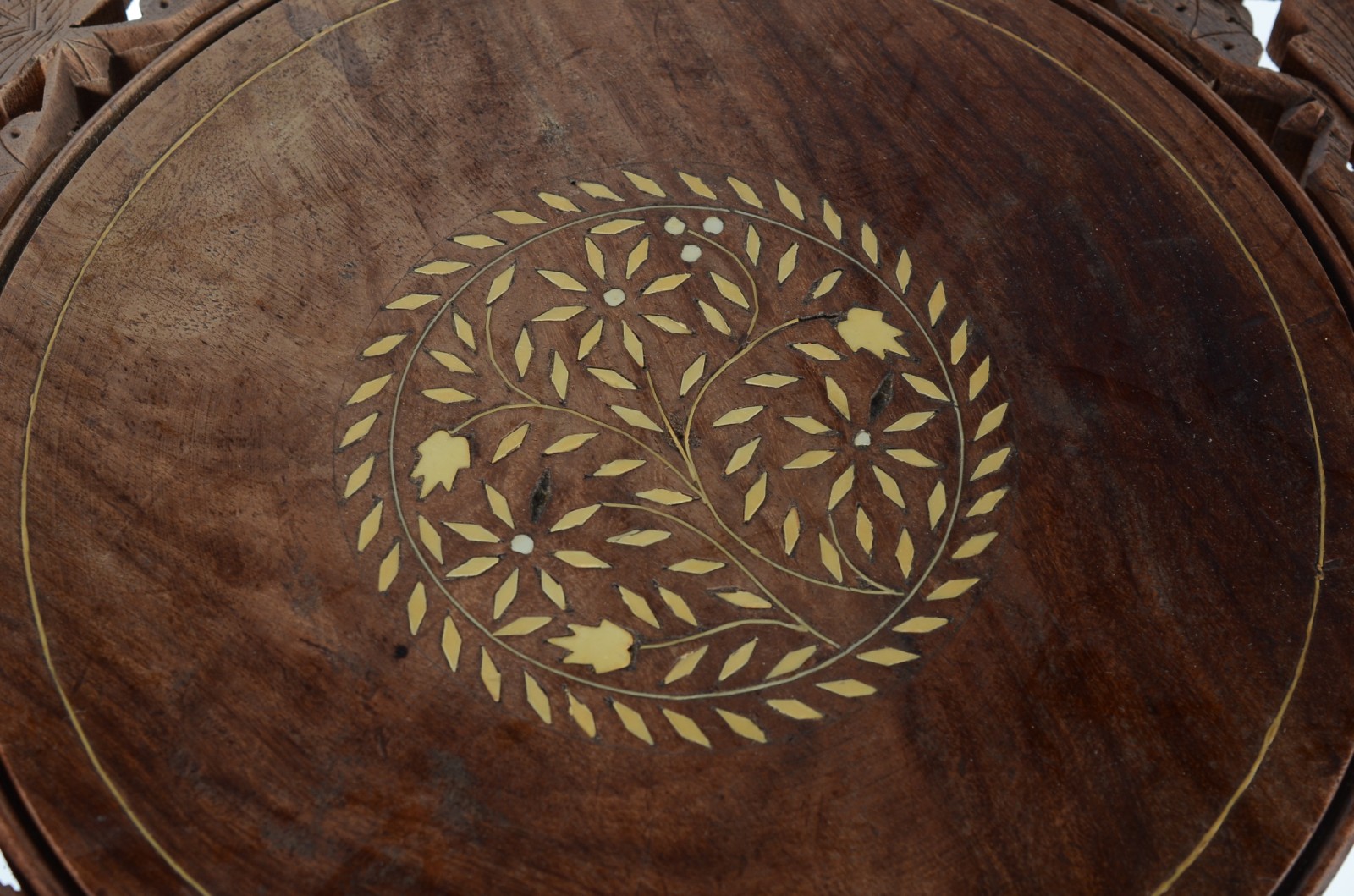 Mesa indiana de madeira nobre com detalhes em marfim, detalhes... - foto 5 de 7