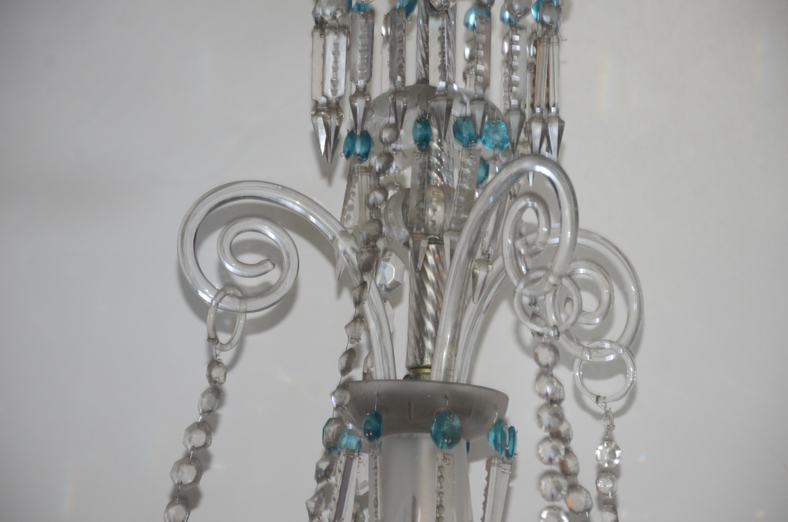 Belíssimo Lustre de cristal para 6 luzes, mangas foscas, pingentes... - foto 6 de 7