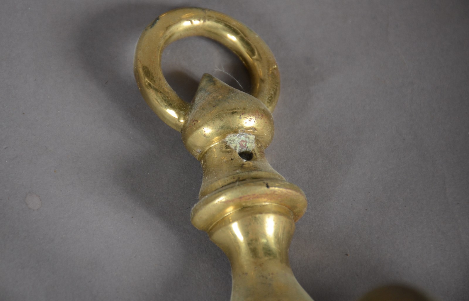 Dois pares de apliques de metal dourado. - foto 3 de 4