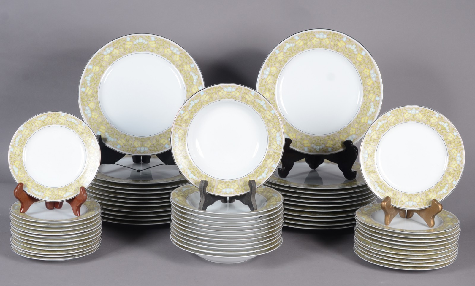 Serviço de jantar de porcelana Sango composto de: 22 pratos rasos; 12... - foto 1 de 4