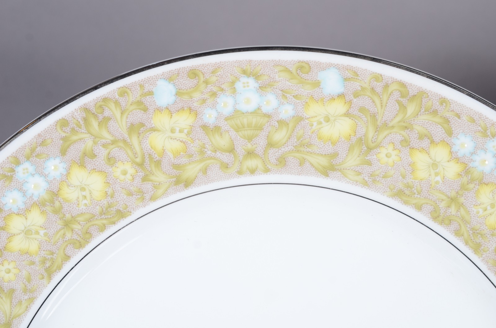 Serviço de jantar de porcelana Sango composto de: 22 pratos rasos; 12... - foto 2 de 4