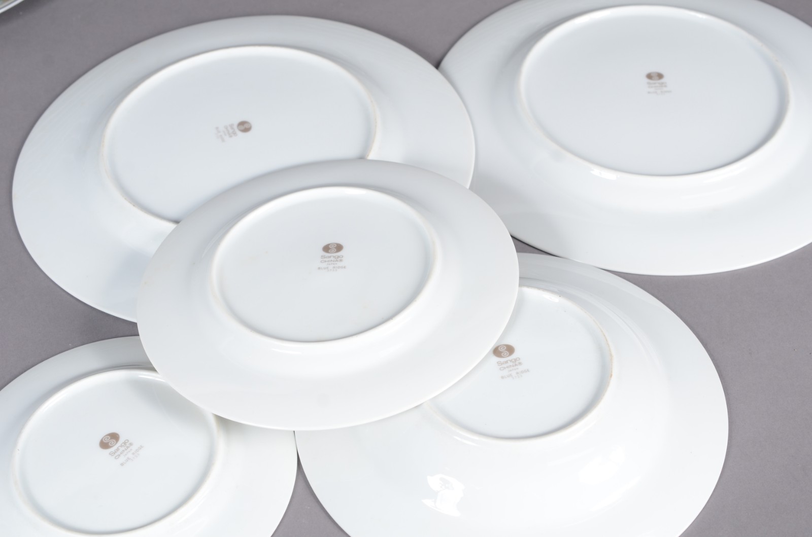 Serviço de jantar de porcelana Sango composto de: 22 pratos rasos; 12... - foto 3 de 4