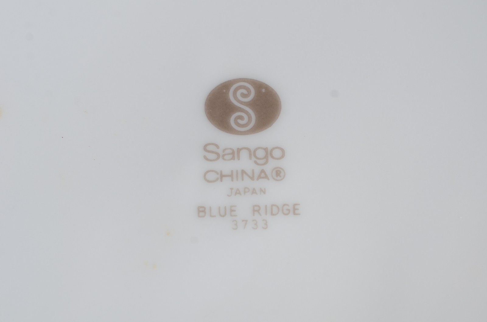 Serviço de jantar de porcelana Sango composto de: 22 pratos rasos; 12... - foto 4 de 4