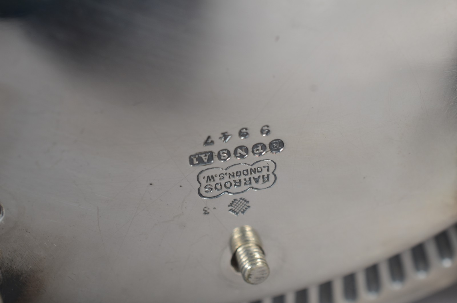 Diversas peças de metal, sendo: galheteiro com 3 recipientes de vidro... - foto 11 de 11