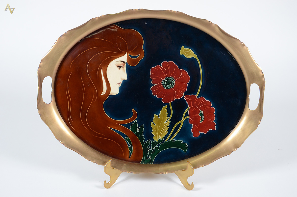 Bandeja Art Nouveau de metal dourado decorada com figura feminina e... - foto 1 de 2