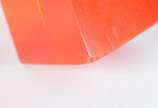 Cinco peças diversas, sendo: 2 pesos de papel d... - Cinco peças diversas, sendo: 2 pesos de papel de vidro na forma de maçãs; pinha de cristal facetado salmon com base de metal; caixa vermelha de ...