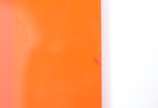 Cinco peças diversas, sendo: 2 pesos de papel d... - Cinco peças diversas, sendo: 2 pesos de papel de vidro na forma de maçãs; pinha de cristal facetado salmon com base de metal; caixa vermelha de ...