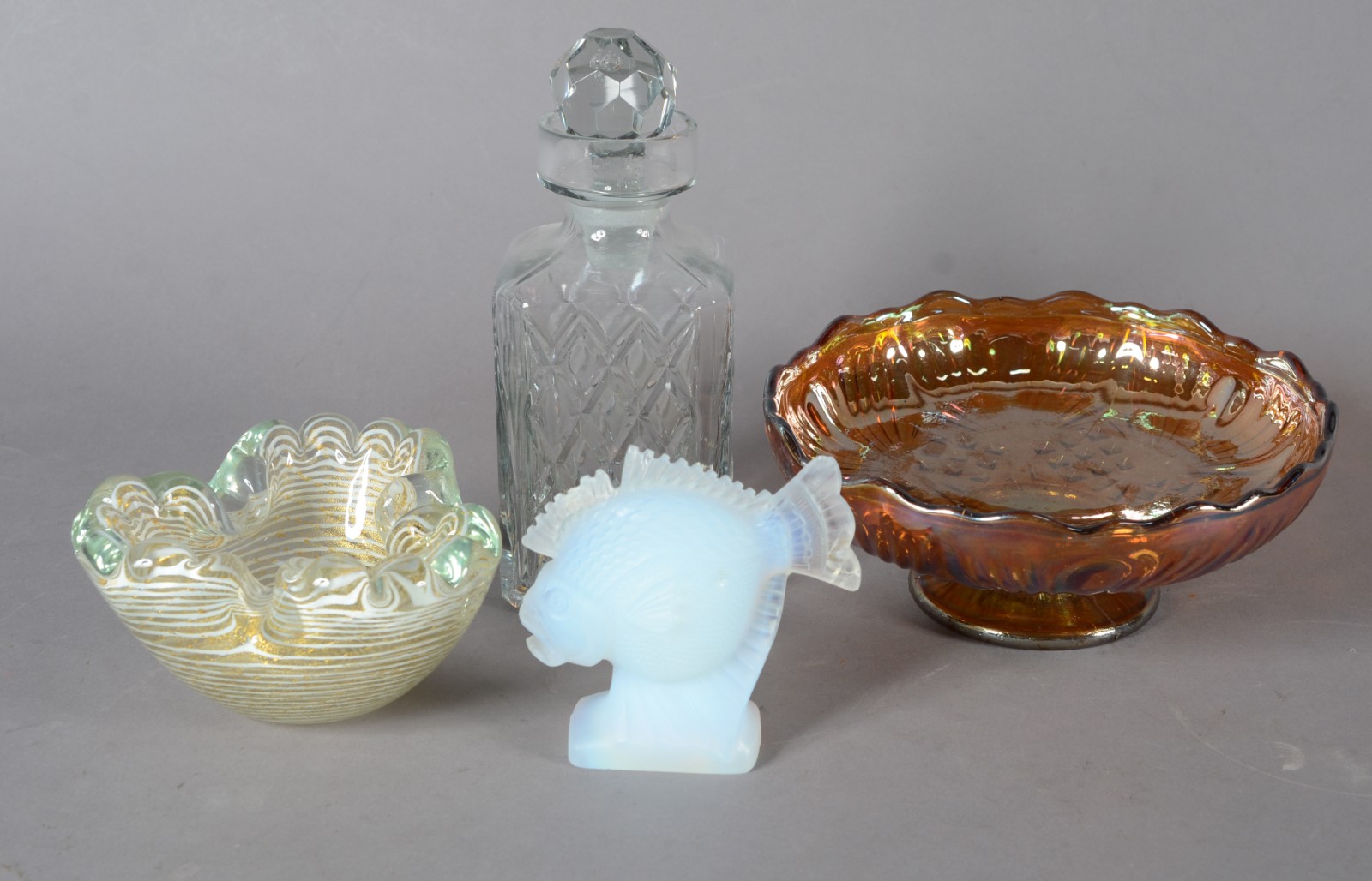 Quatro peças diversas, sendo: centro de mesa de vidro decorativo... - foto 1 de 11
