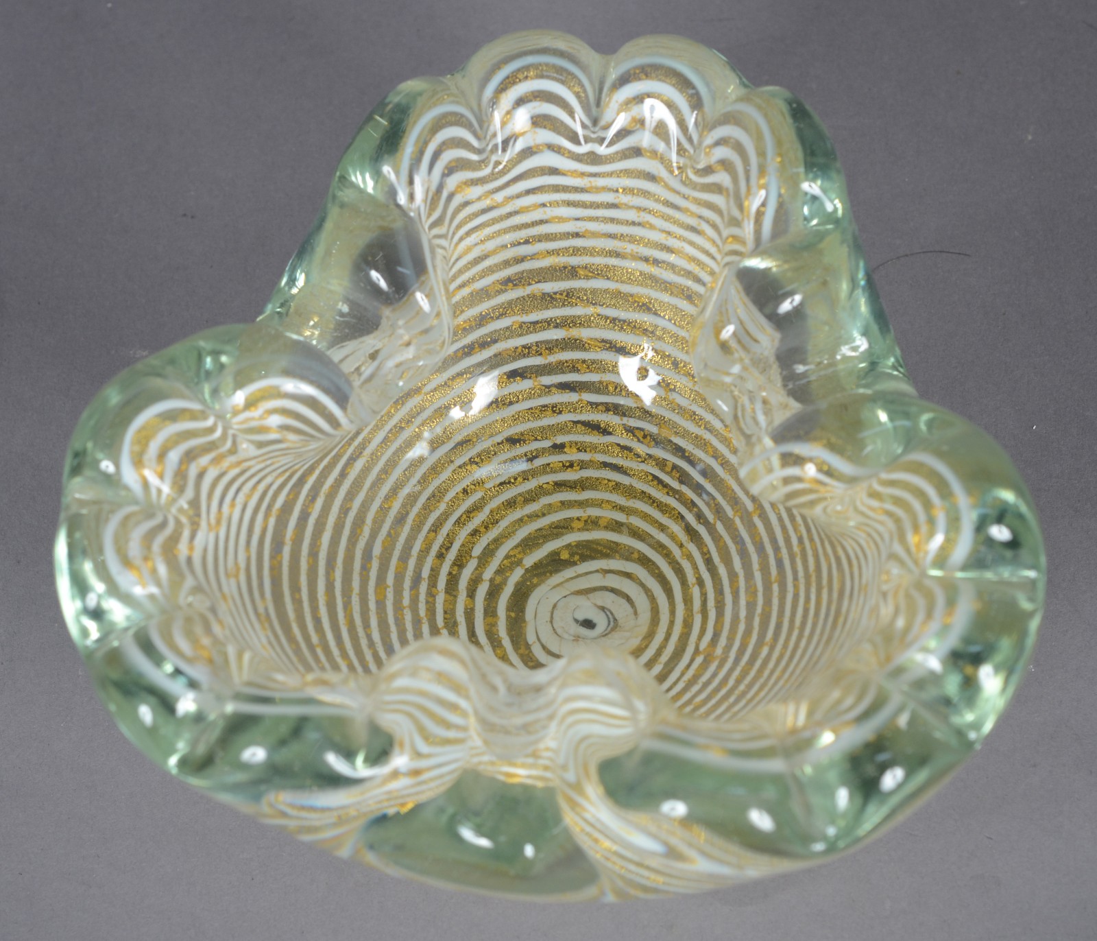 Quatro peças diversas, sendo: centro de mesa de vidro decorativo... - foto 6 de 11