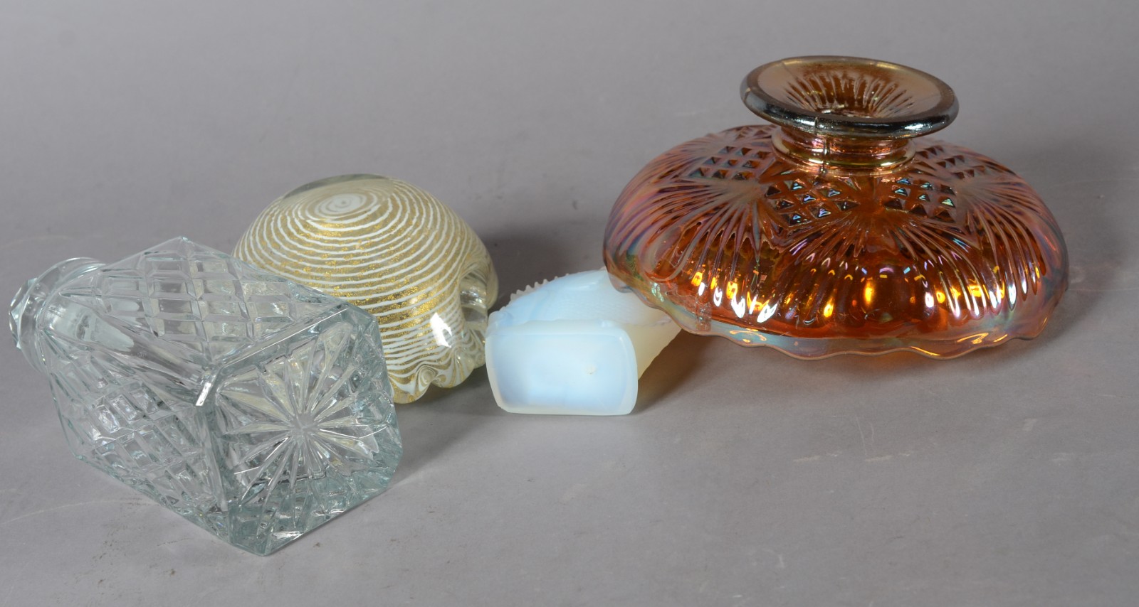 Quatro peças diversas, sendo: centro de mesa de vidro decorativo... - foto 7 de 11