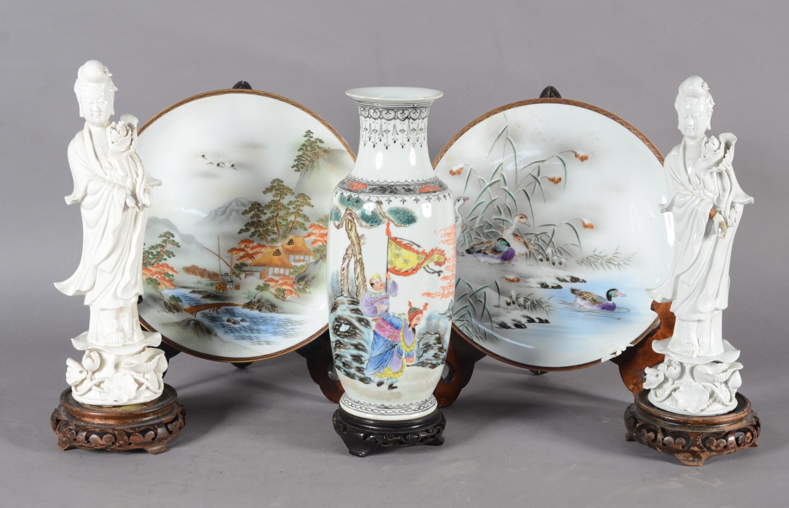 Cinco peças diversas, sendo: par de figuras de Guan Yin em porcelana... - foto 1 de 11