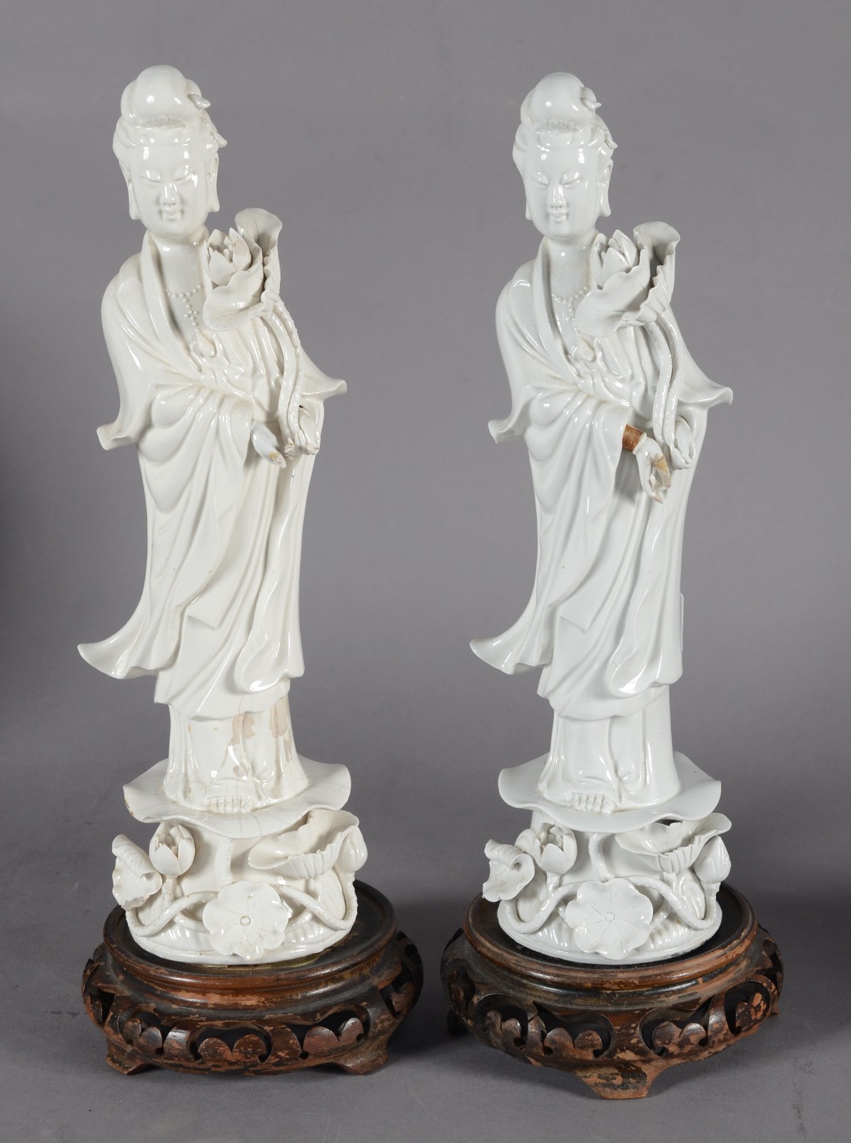 Cinco peças diversas, sendo: par de figuras de Guan Yin em porcelana... - foto 4 de 11