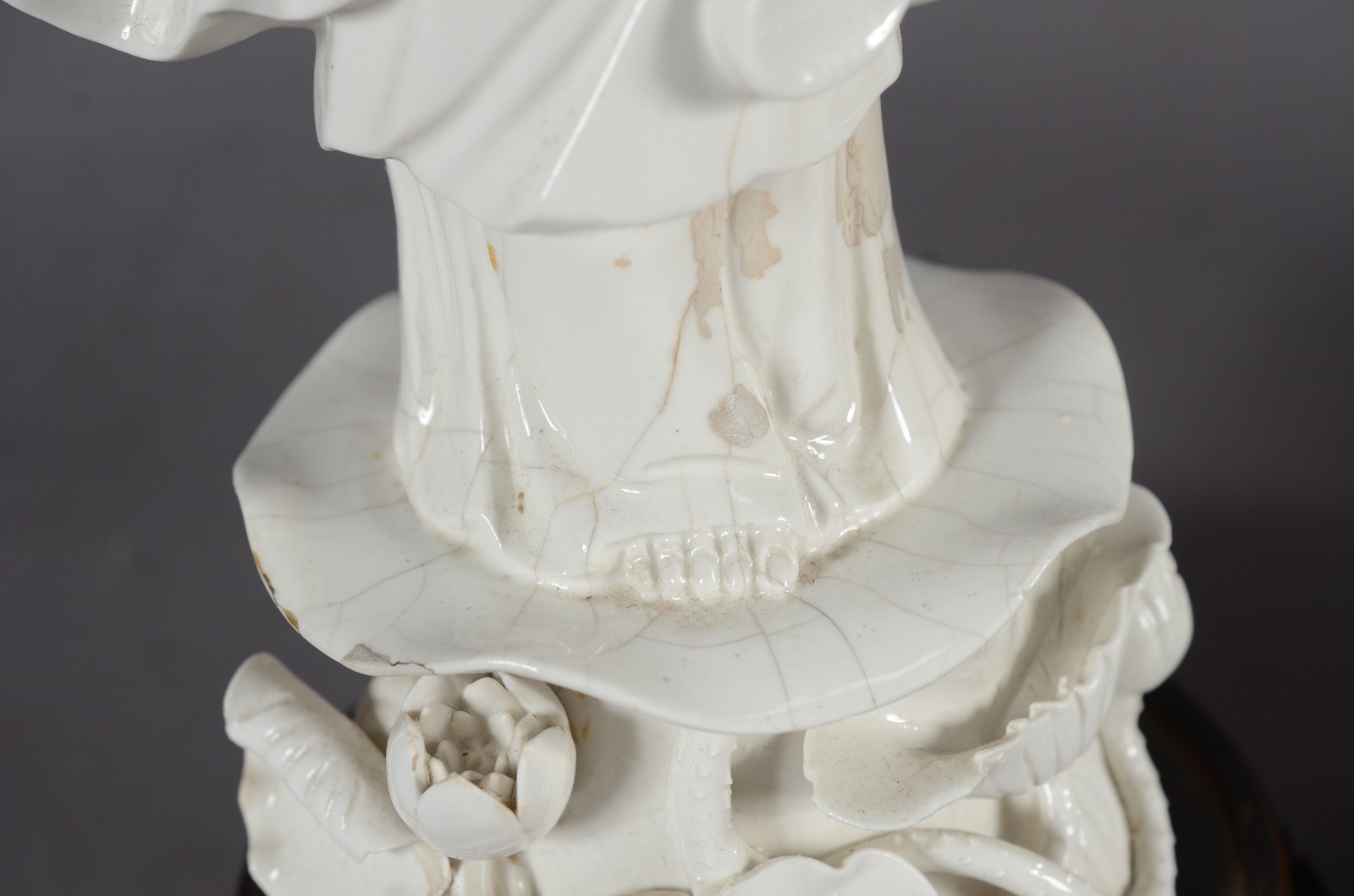 Cinco peças diversas, sendo: par de figuras de Guan Yin em porcelana... - foto 5 de 11