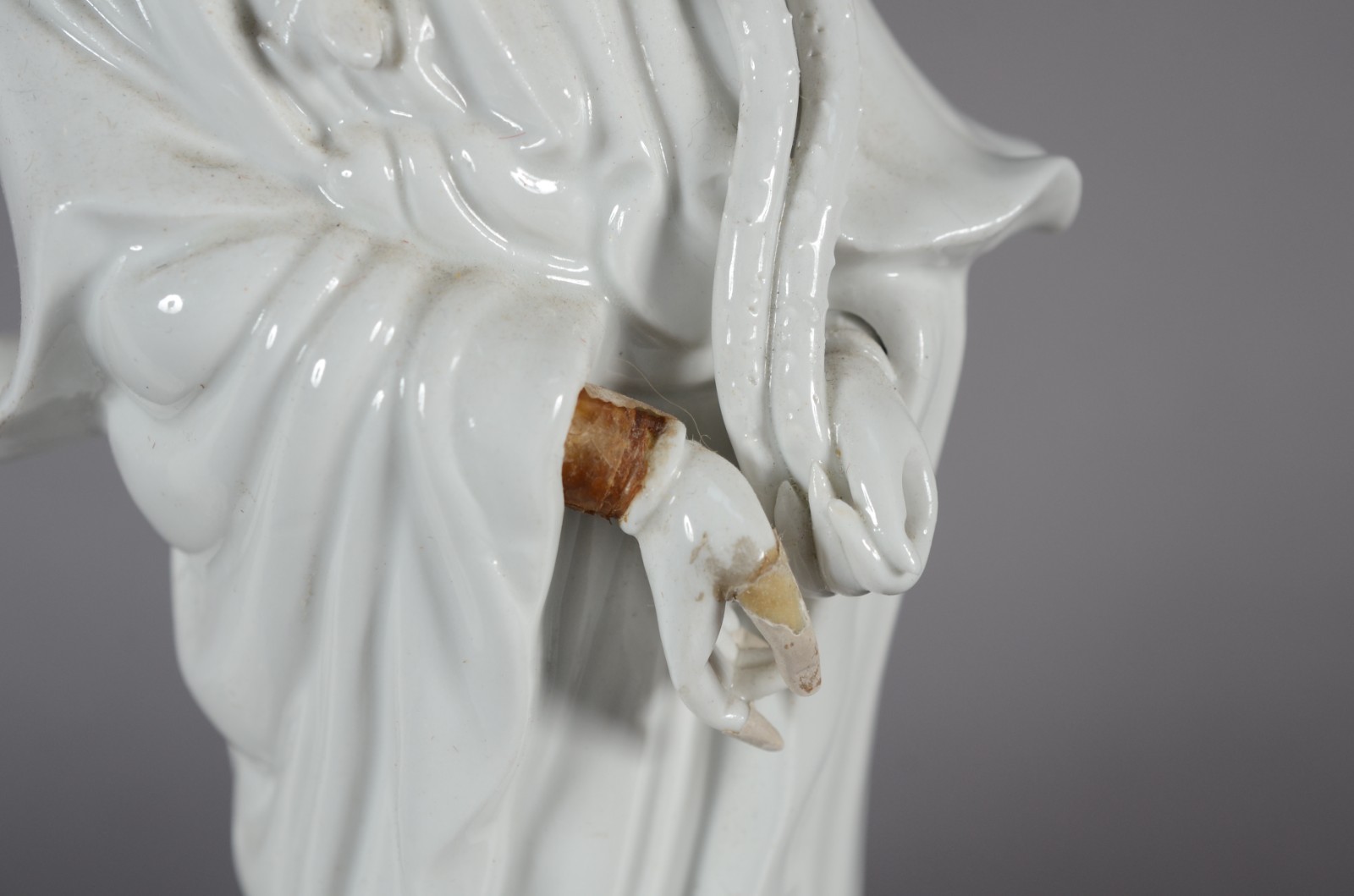 Cinco peças diversas, sendo: par de figuras de Guan Yin em porcelana... - foto 6 de 11