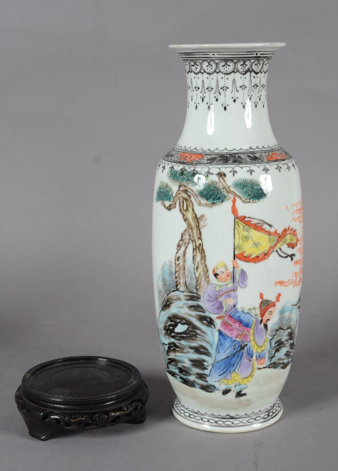 Cinco peças diversas, sendo: par de figuras de Guan Yin em porcelana... - foto 7 de 11