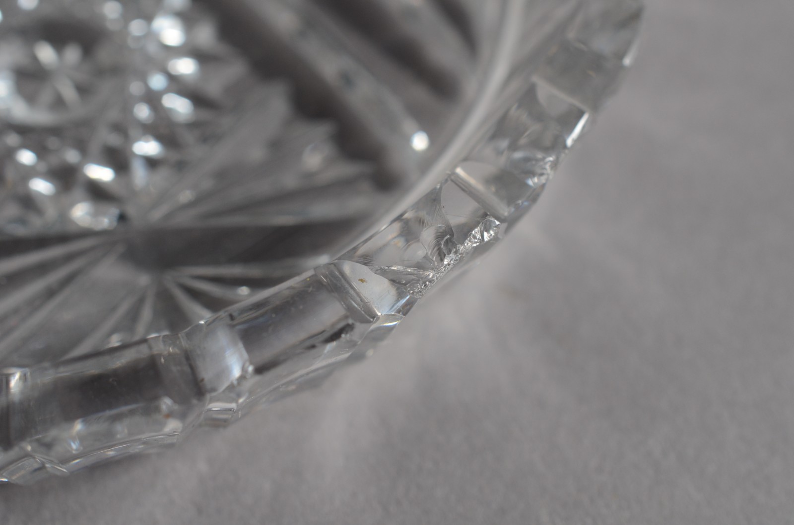 Três peças de cristal, sendo: 2 pratos um retangular e outro oval; e... - foto 8 de 10