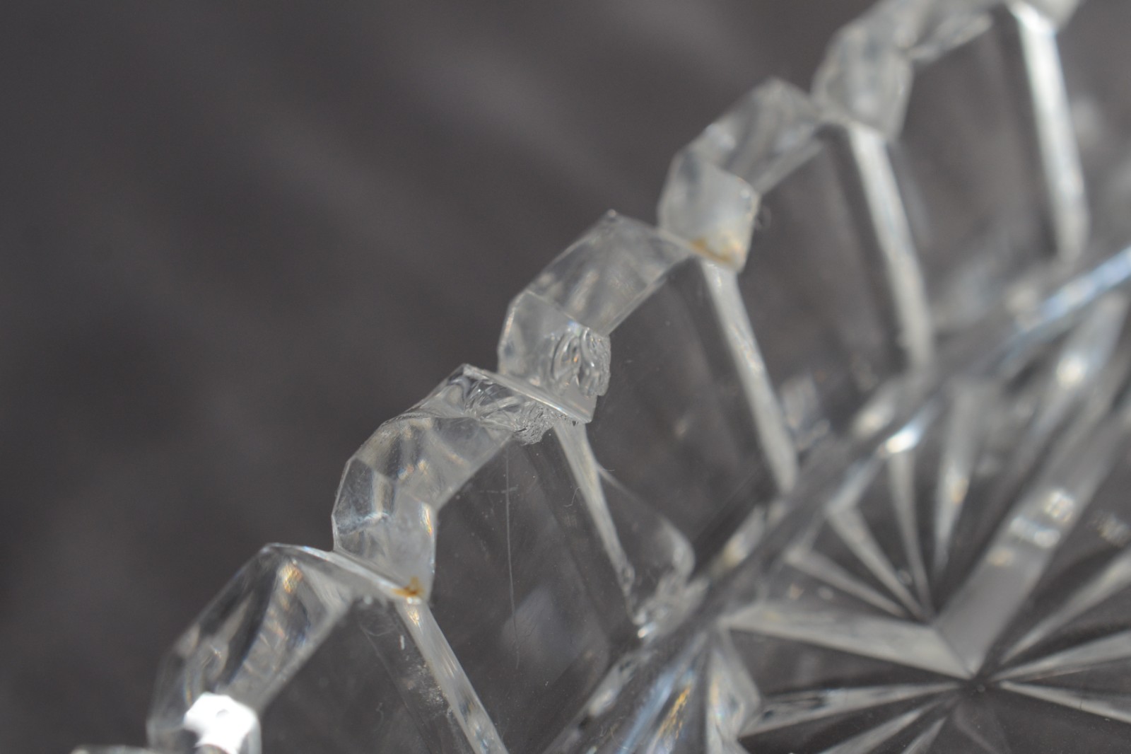Três peças de cristal, sendo: 2 pratos um retangular e outro oval; e... - foto 9 de 10