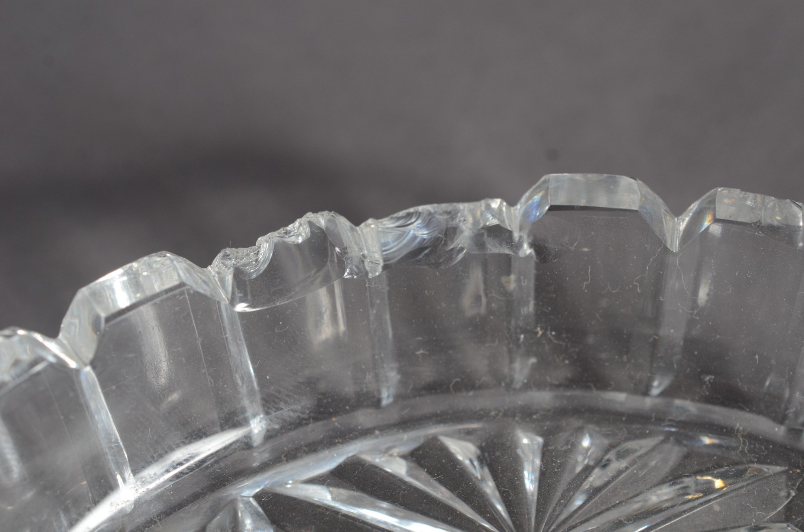 Três peças de cristal, sendo: 2 pratos um retangular e outro oval; e... - foto 10 de 10