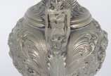 Par de ânforas de metal com anjos, flores e fol... - Par de ânforas de metal com anjos, flores e folhagens em relevo. Uma delas com aplique de figura alada estilizada. Desgastes no metal.
