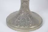 Par de ânforas de metal com anjos, flores e fol... - Par de ânforas de metal com anjos, flores e folhagens em relevo. Uma delas com aplique de figura alada estilizada. Desgastes no metal.