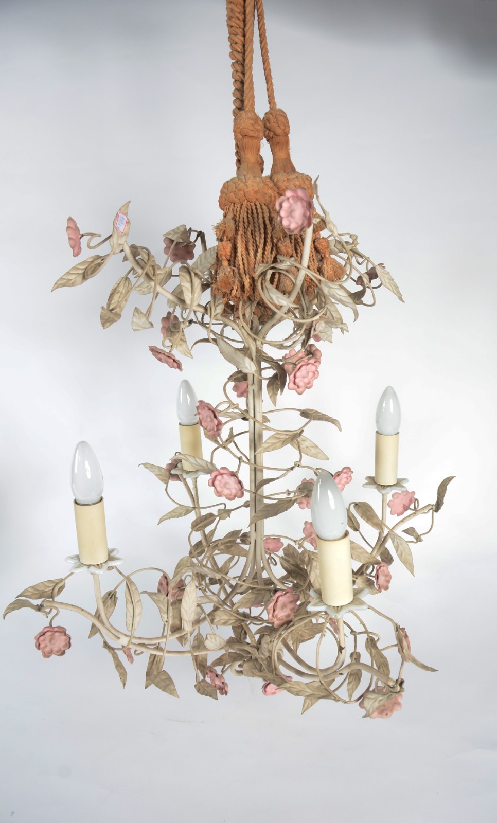 Lustre de metal pintado para 4 luzes com florzinhas rosas. - foto 1 de 5