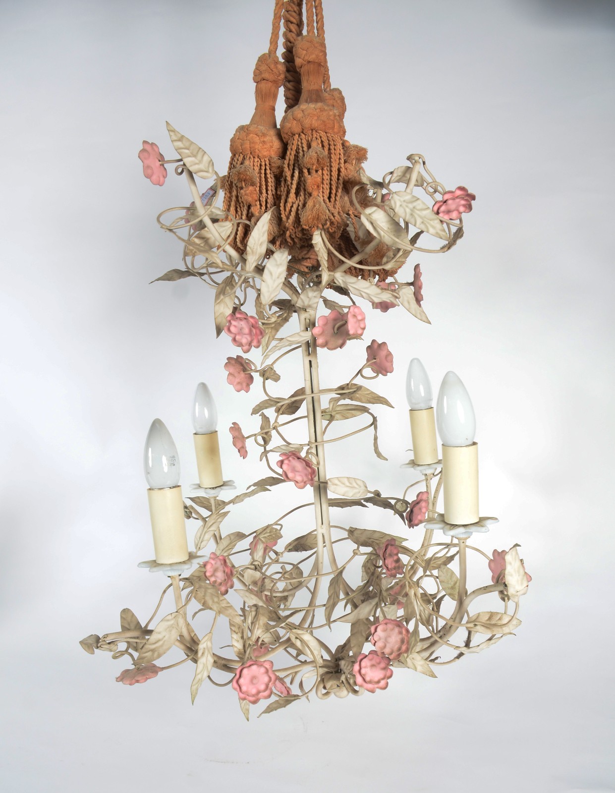 Lustre de metal pintado para 4 luzes com florzinhas rosas. - foto 2 de 5