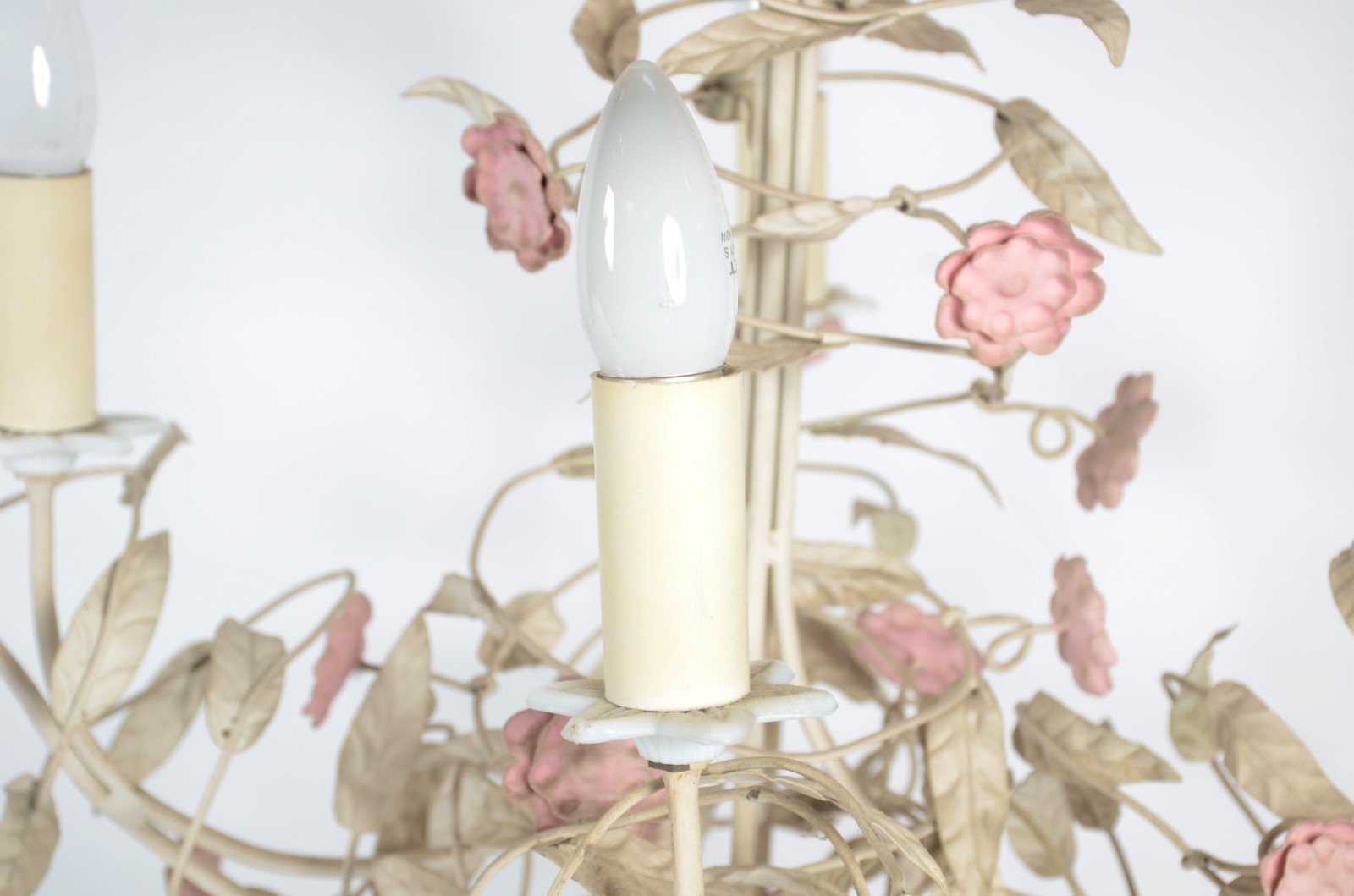 Lustre de metal pintado para 4 luzes com florzinhas rosas. - foto 3 de 5