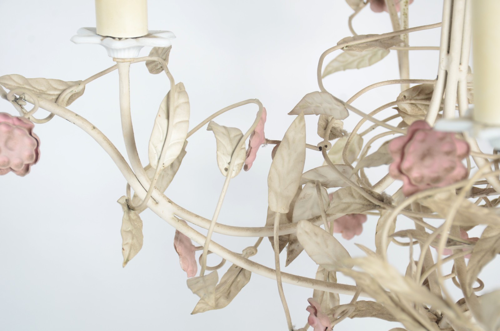 Lustre de metal pintado para 4 luzes com florzinhas rosas. - foto 4 de 5
