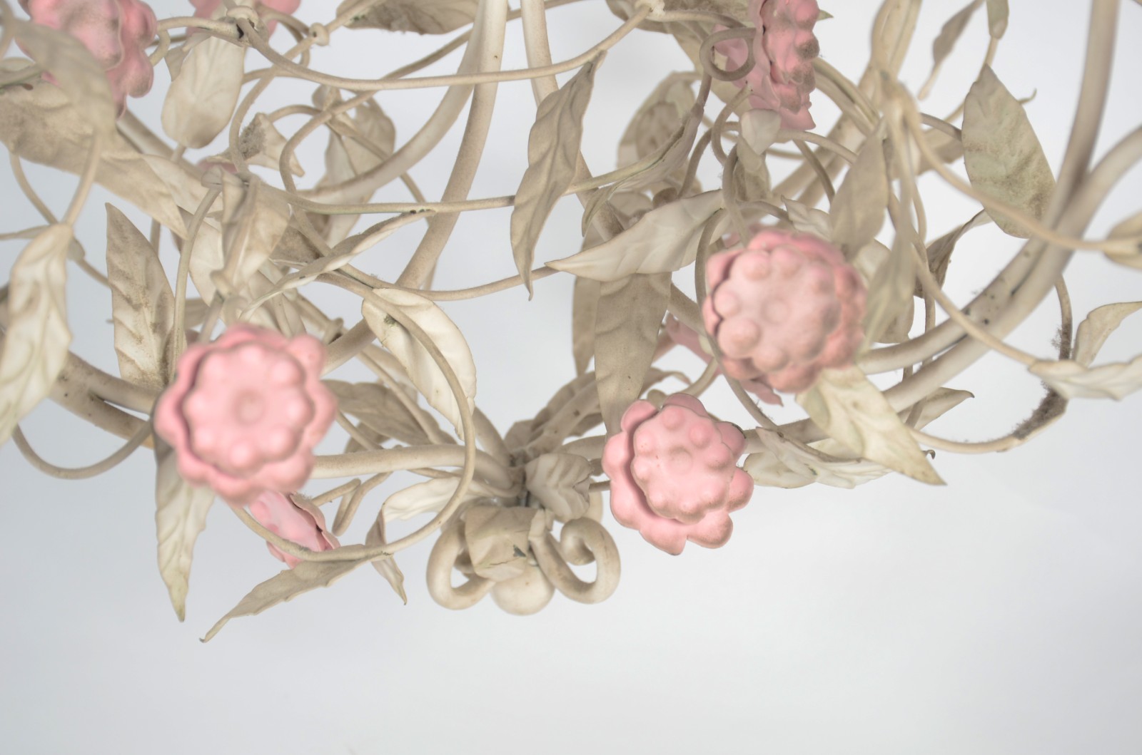 Lustre de metal pintado para 4 luzes com florzinhas rosas. - foto 5 de 5