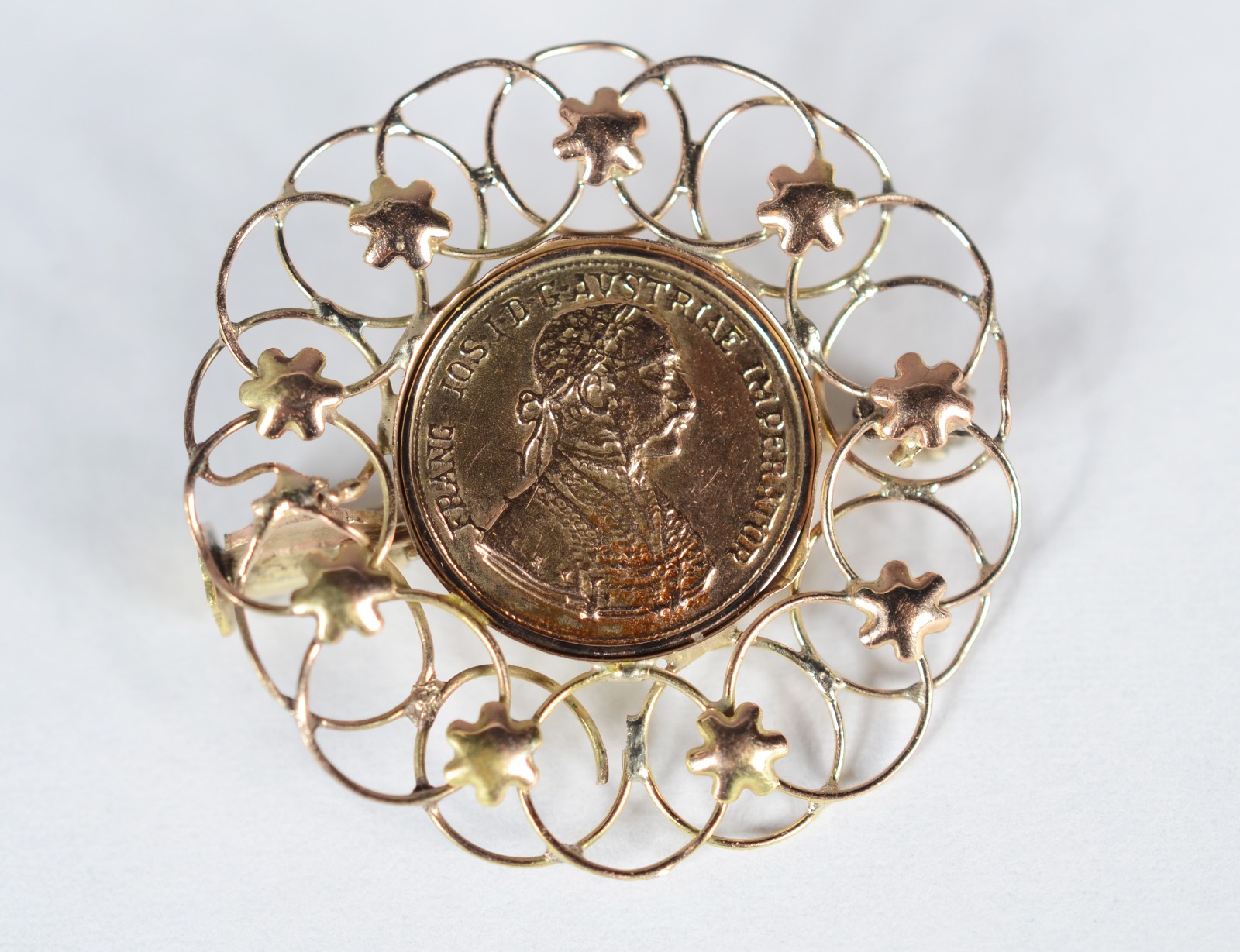 Broche de ouro 18 k. (Por motivos de seguranças as peças não... - foto 2 de 4
