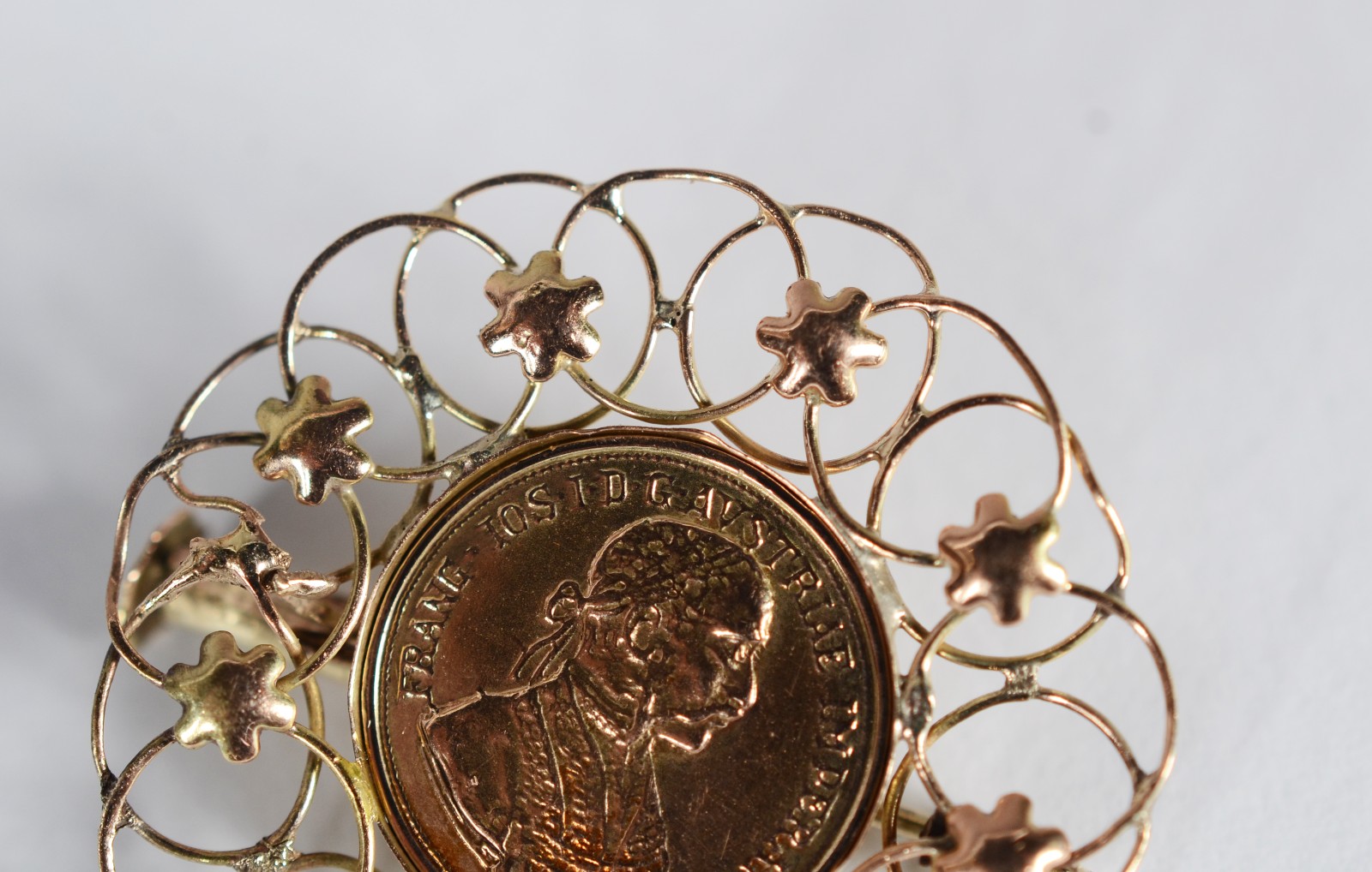 Broche de ouro 18 k. (Por motivos de seguranças as peças não... - foto 3 de 4