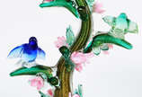 Delicado grupo escultórico de murano italiano c... - Delicado grupo escultórico de murano italiano com pó de ouro, representando Passaros em diversas cores.(uma das flores colada) 
