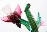 Delicado grupo escultórico de murano italiano c... - Delicado grupo escultórico de murano italiano com pó de ouro, representando Passaros em diversas cores.(uma das flores colada) 