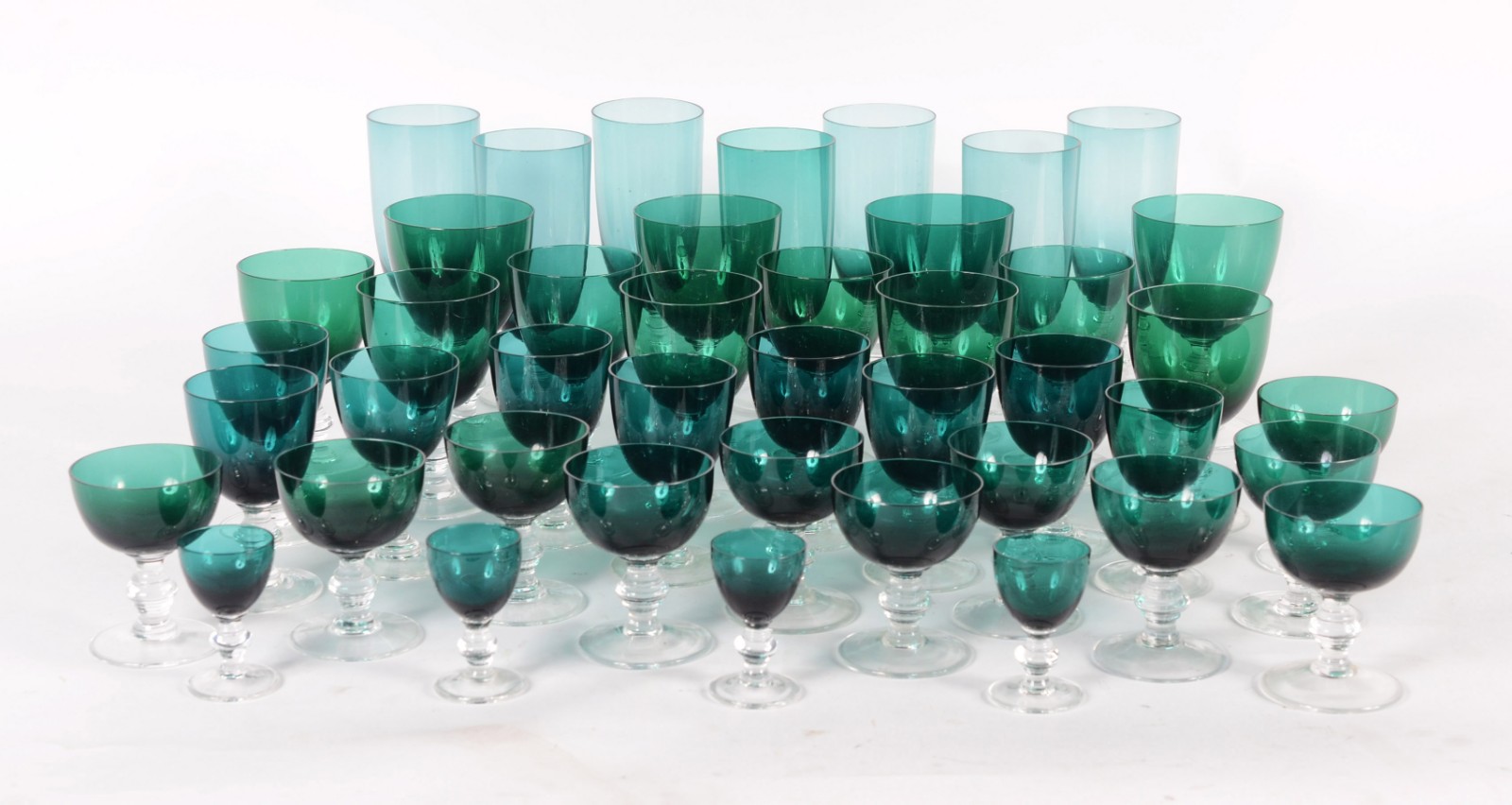 Conjunto de cristal verde composto de: 7 para cerveja; 5 para água; 8... - foto 1 de 6