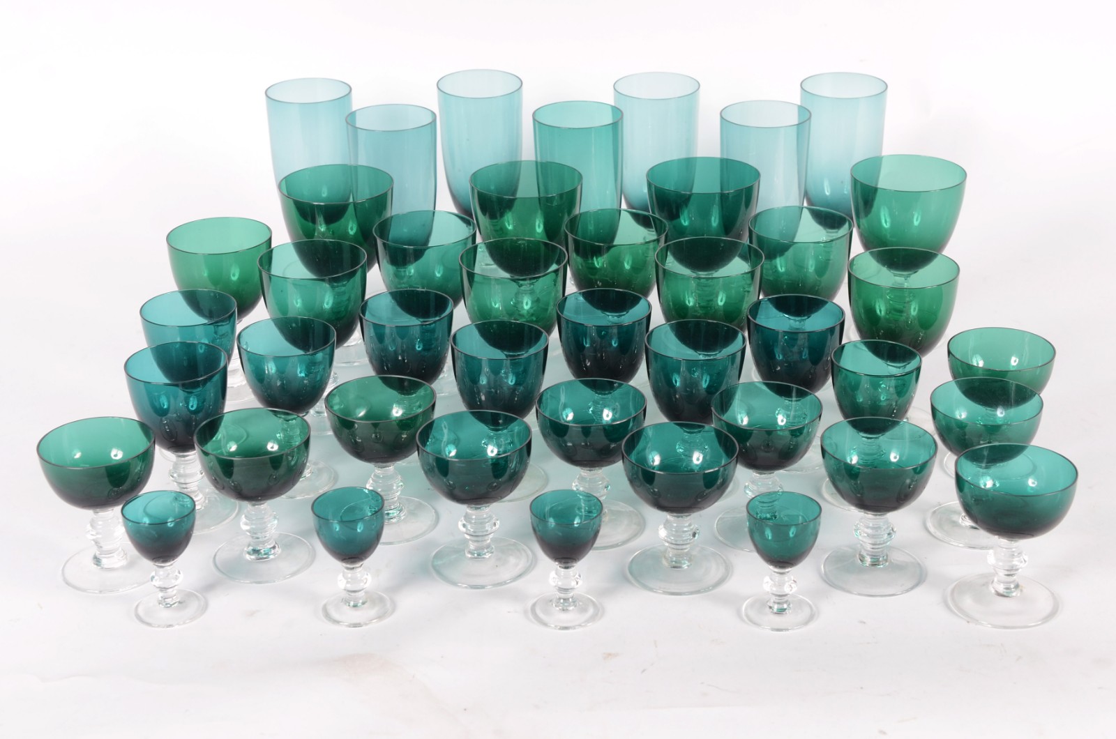 Conjunto de cristal verde composto de: 7 para cerveja; 5 para água; 8... - foto 2 de 6