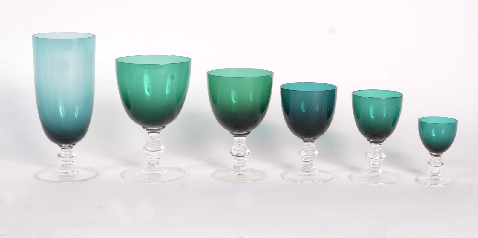 Conjunto de cristal verde composto de: 7 para cerveja; 5 para água; 8... - foto 3 de 6