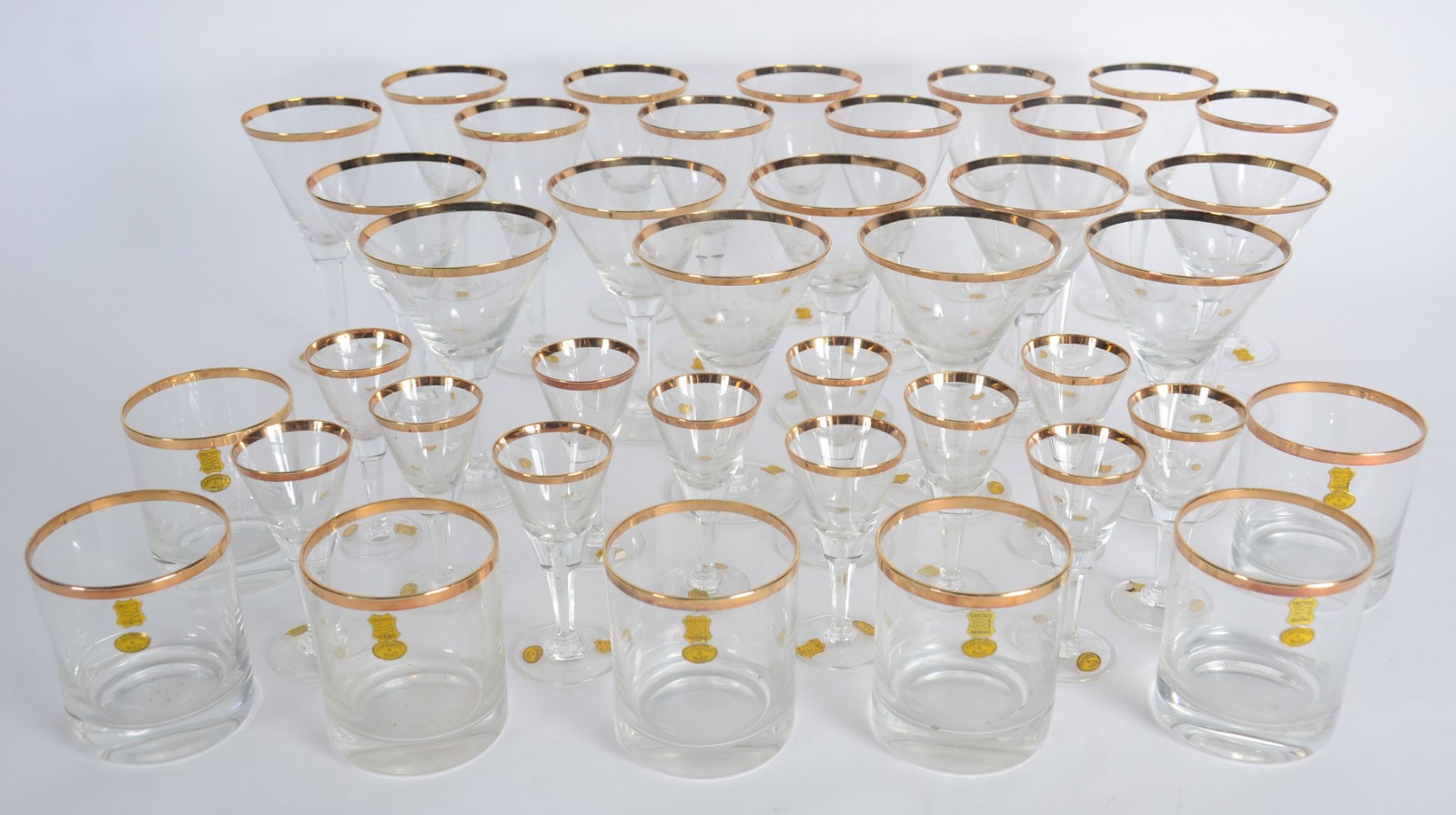 Serviço de cristal com borda dourada composto de: 9 para champagne... - foto 1 de 6