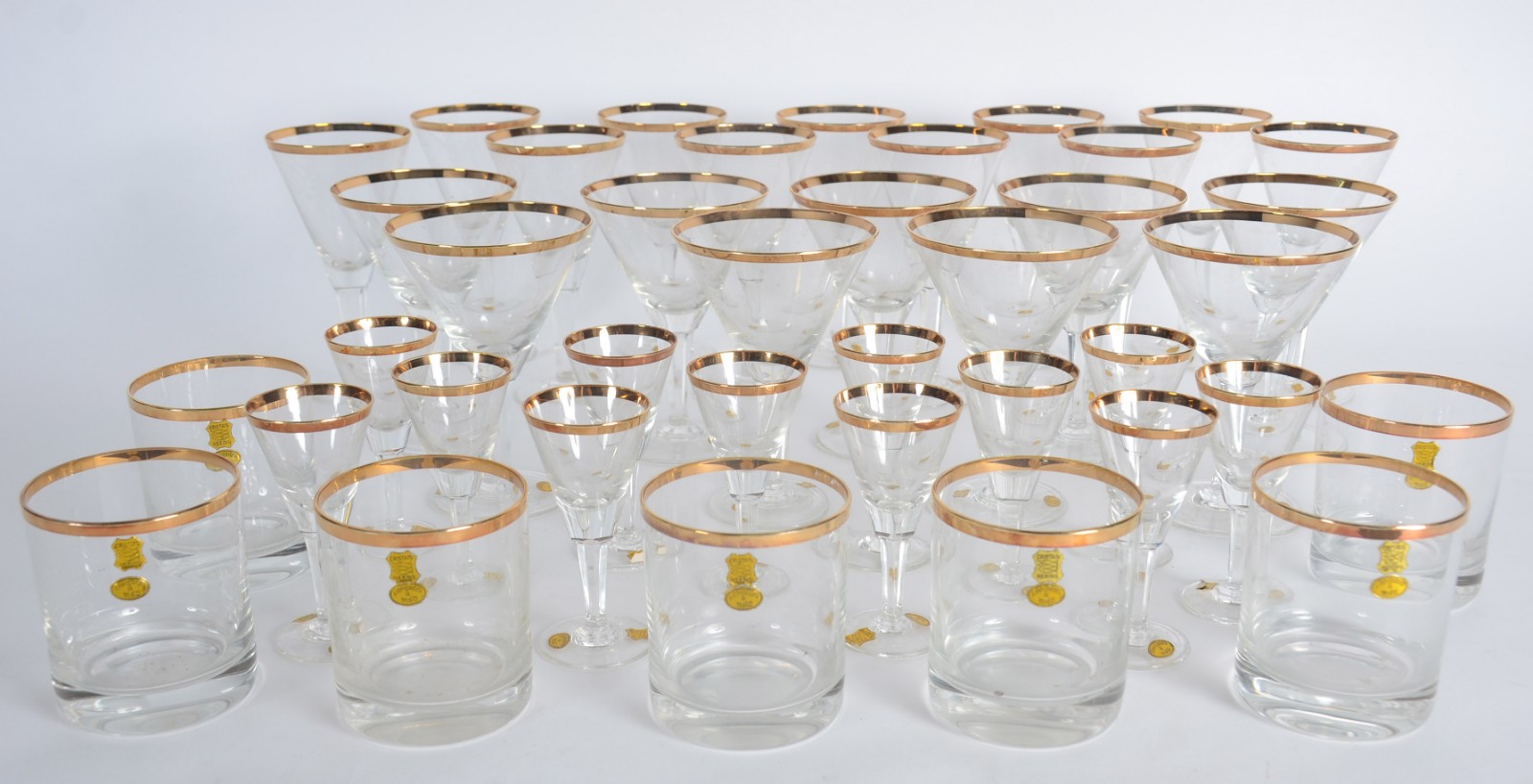 Serviço de cristal com borda dourada composto de: 9 para champagne... - foto 3 de 6