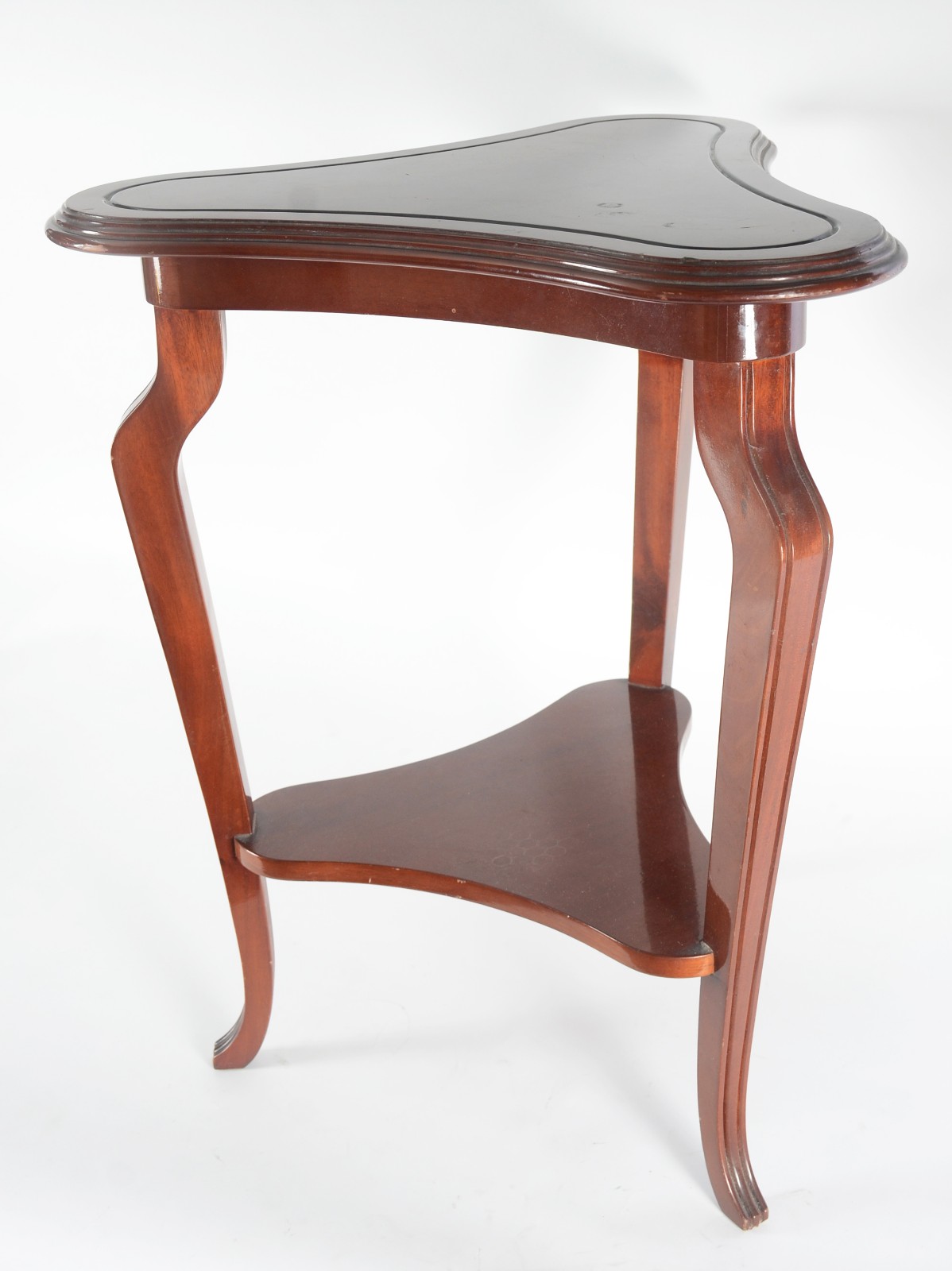 Mesa auxiliar de madeira nobre, feitio triangular, tres pernas... - foto 1 de 7