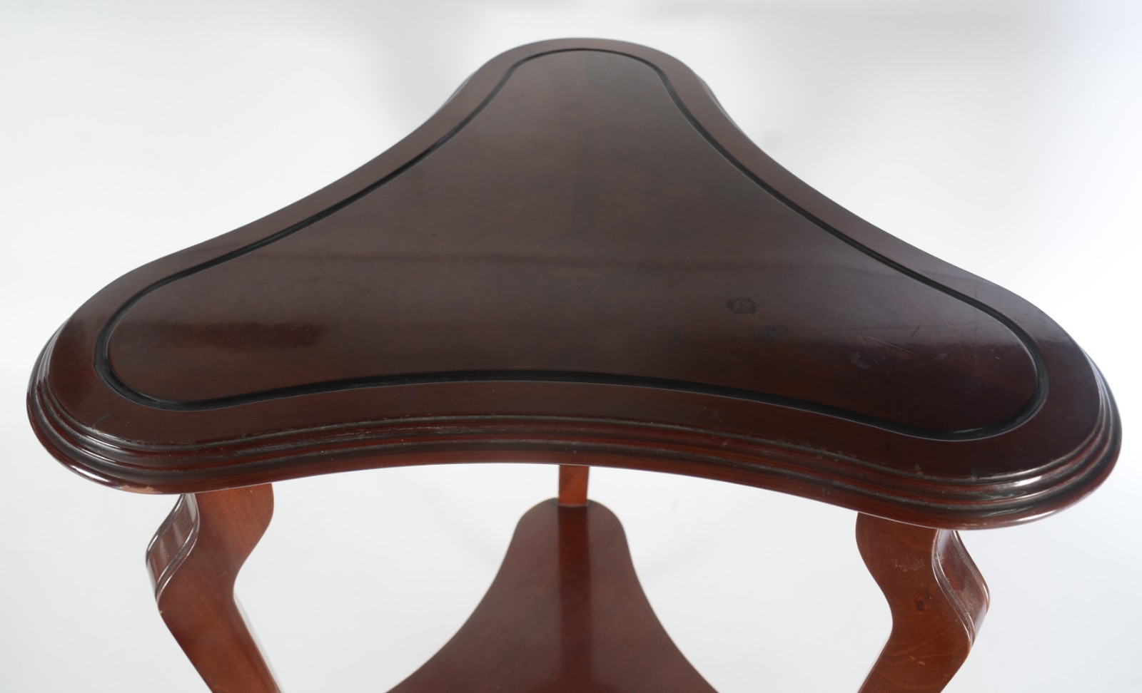 Mesa auxiliar de madeira nobre, feitio triangular, tres pernas... - foto 5 de 7
