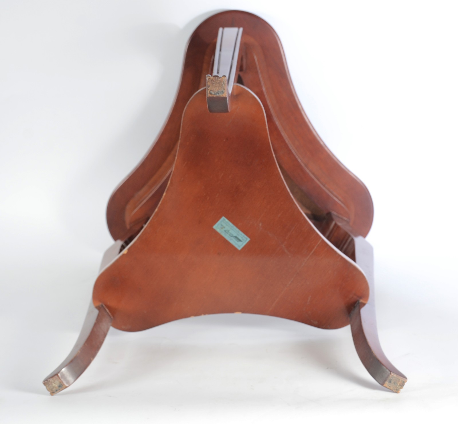 Mesa auxiliar de madeira nobre, feitio triangular, tres pernas... - foto 7 de 7