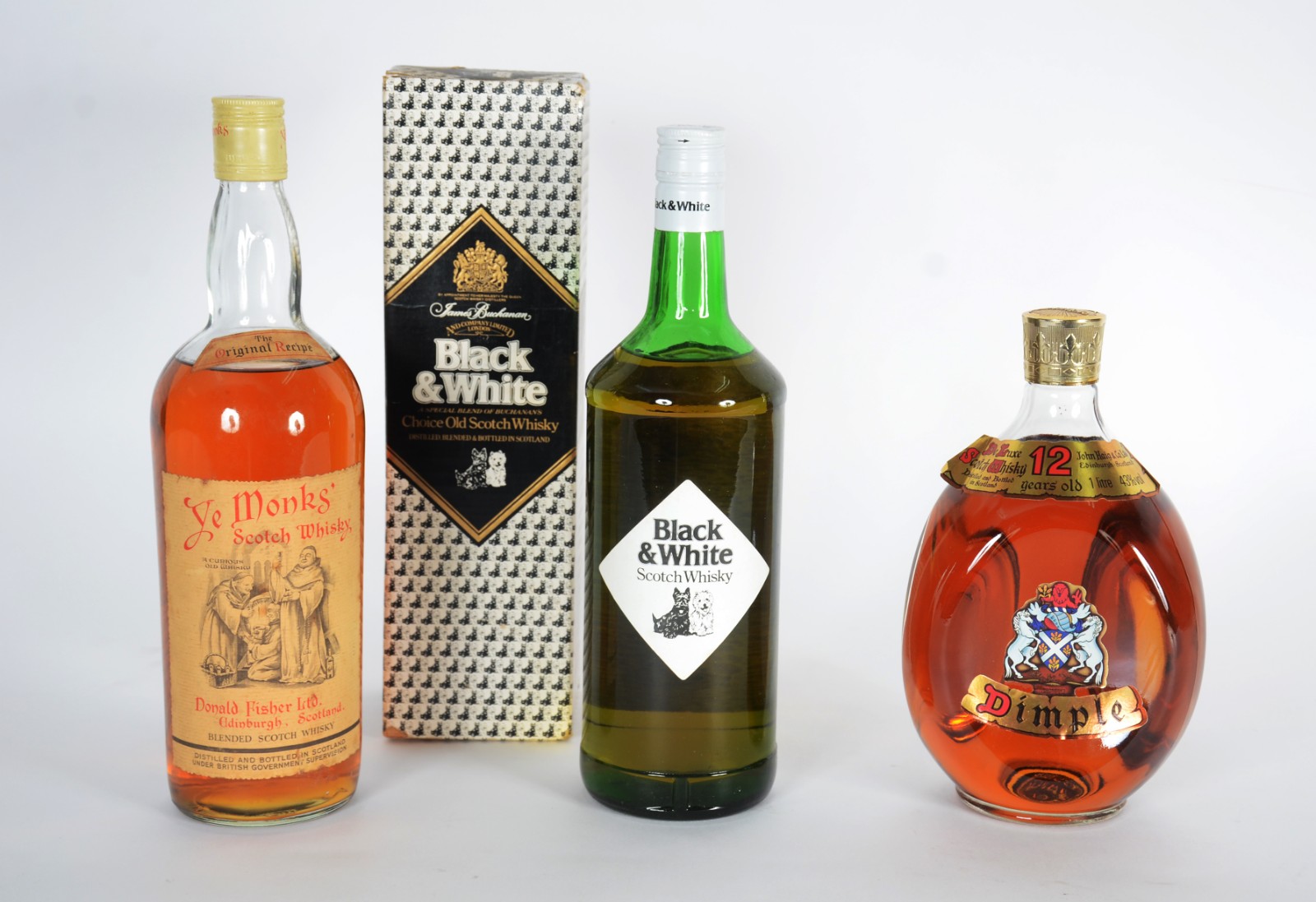 Três garrafas de Whisky, sendo: Dimple 12 anos, Black&White e Ye... - foto 1 de 10