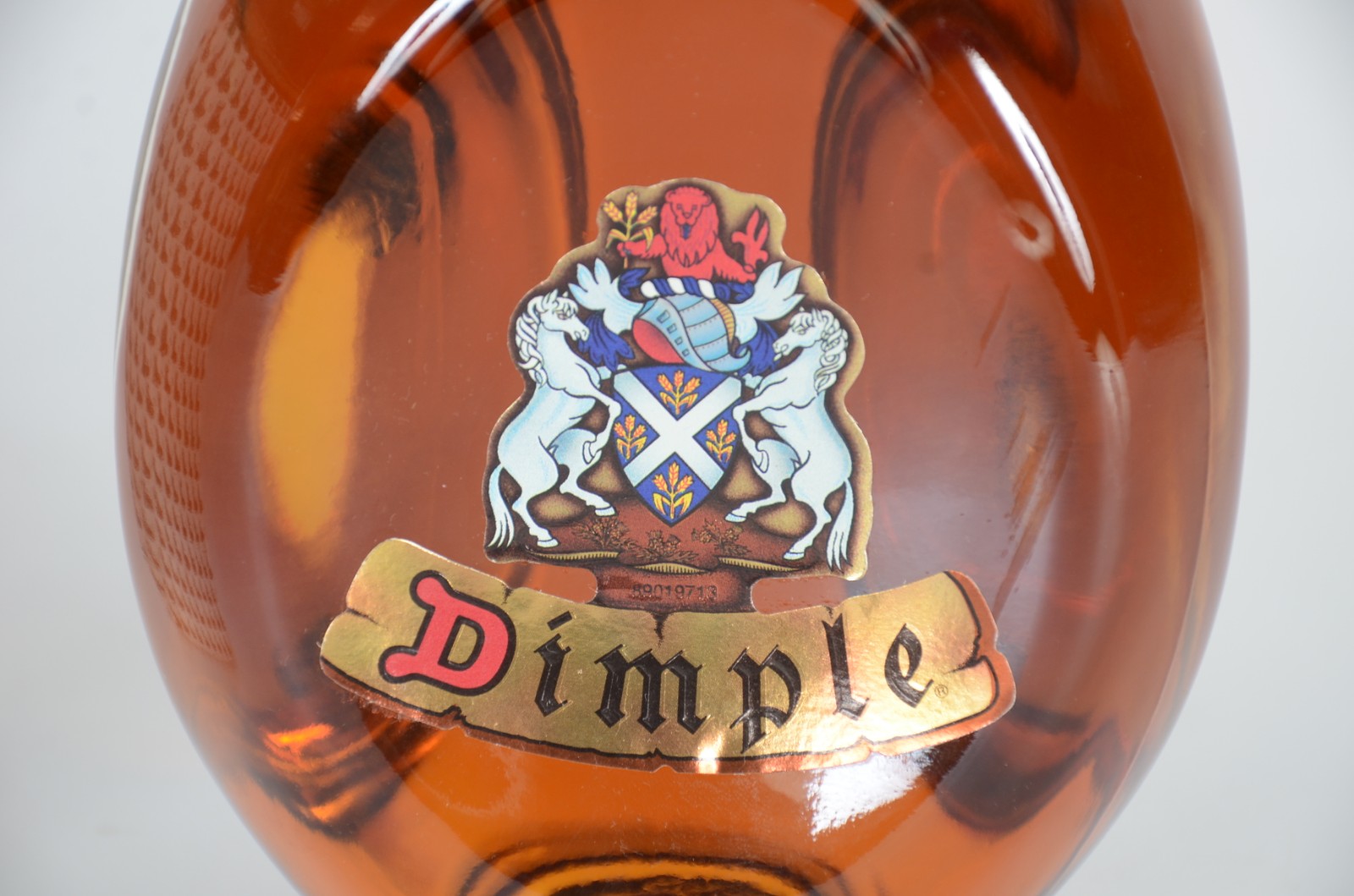 Três garrafas de Whisky, sendo: Dimple 12 anos, Black&White e Ye... - foto 4 de 10