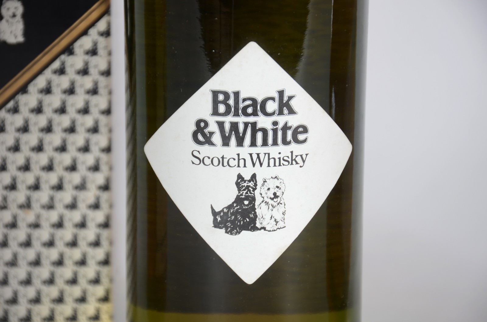 Três garrafas de Whisky, sendo: Dimple 12 anos, Black&White e Ye... - foto 5 de 10
