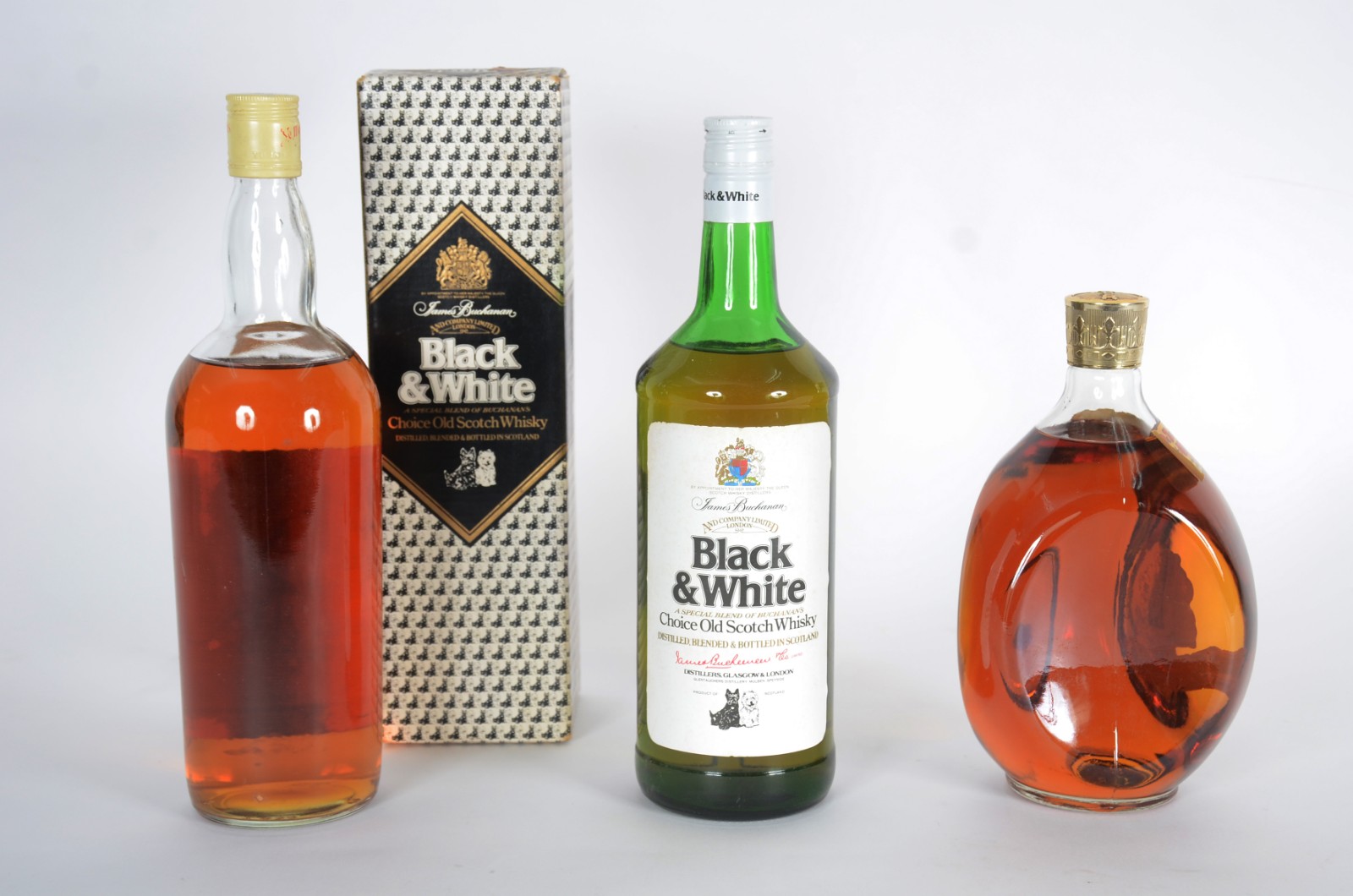 Três garrafas de Whisky, sendo: Dimple 12 anos, Black&White e Ye... - foto 6 de 10