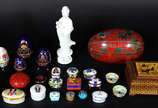 Diverças peças sendo: 20 caixinhas diversas , 2... - Diverças peças sendo: 20 caixinhas diversas , 2 bowls miniaturas de porcelana, 2 ovos de porcelana, caixa de madeira feitio oval, figura chinesa...
