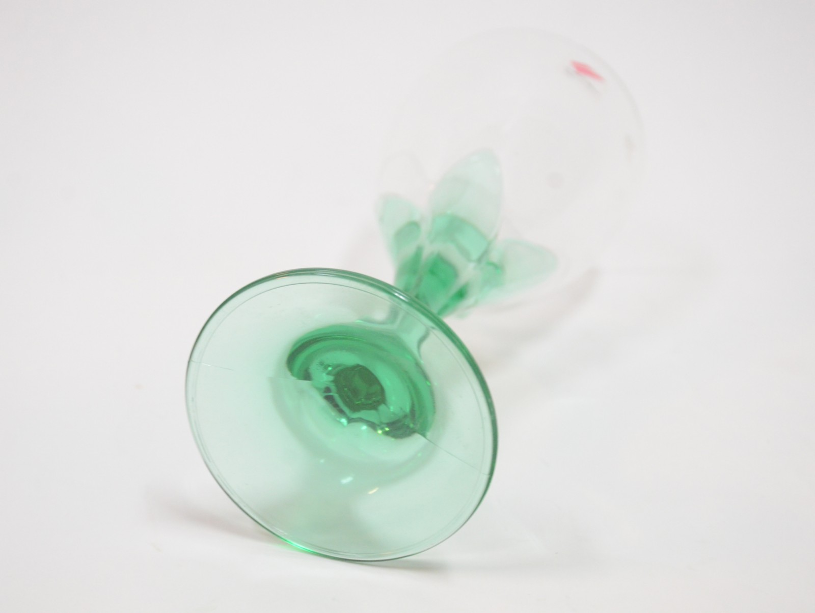 Seis taças de cristal com pé verde. - foto 4 de 5