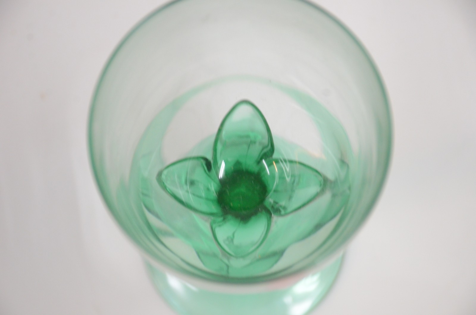 Seis taças de cristal com pé verde. - foto 5 de 5